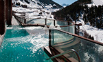 relaxant jacuzzi exterior amb vista a les pistes d'esquí