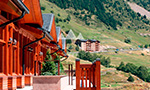 Hotel amb terrassa i vistes a la muntanya